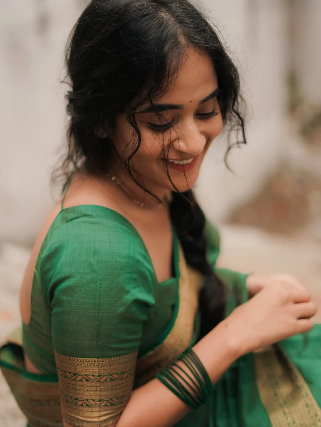 Deepthi Sunaina Cute Photos in Saree