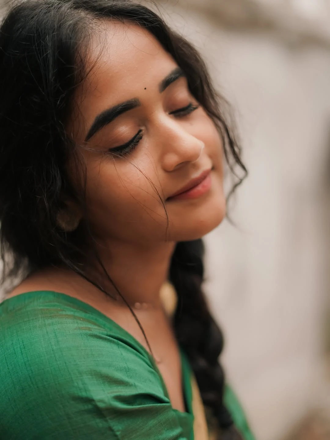 Deepthi Sunaina Cute Photos in Saree