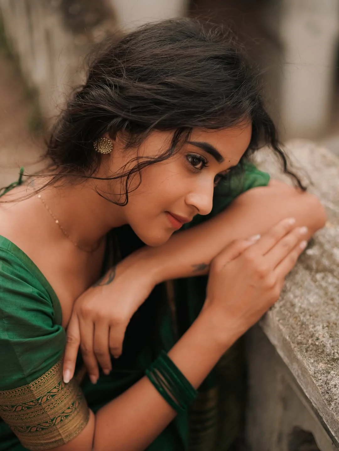 Deepthi Sunaina Cute Photos in Saree