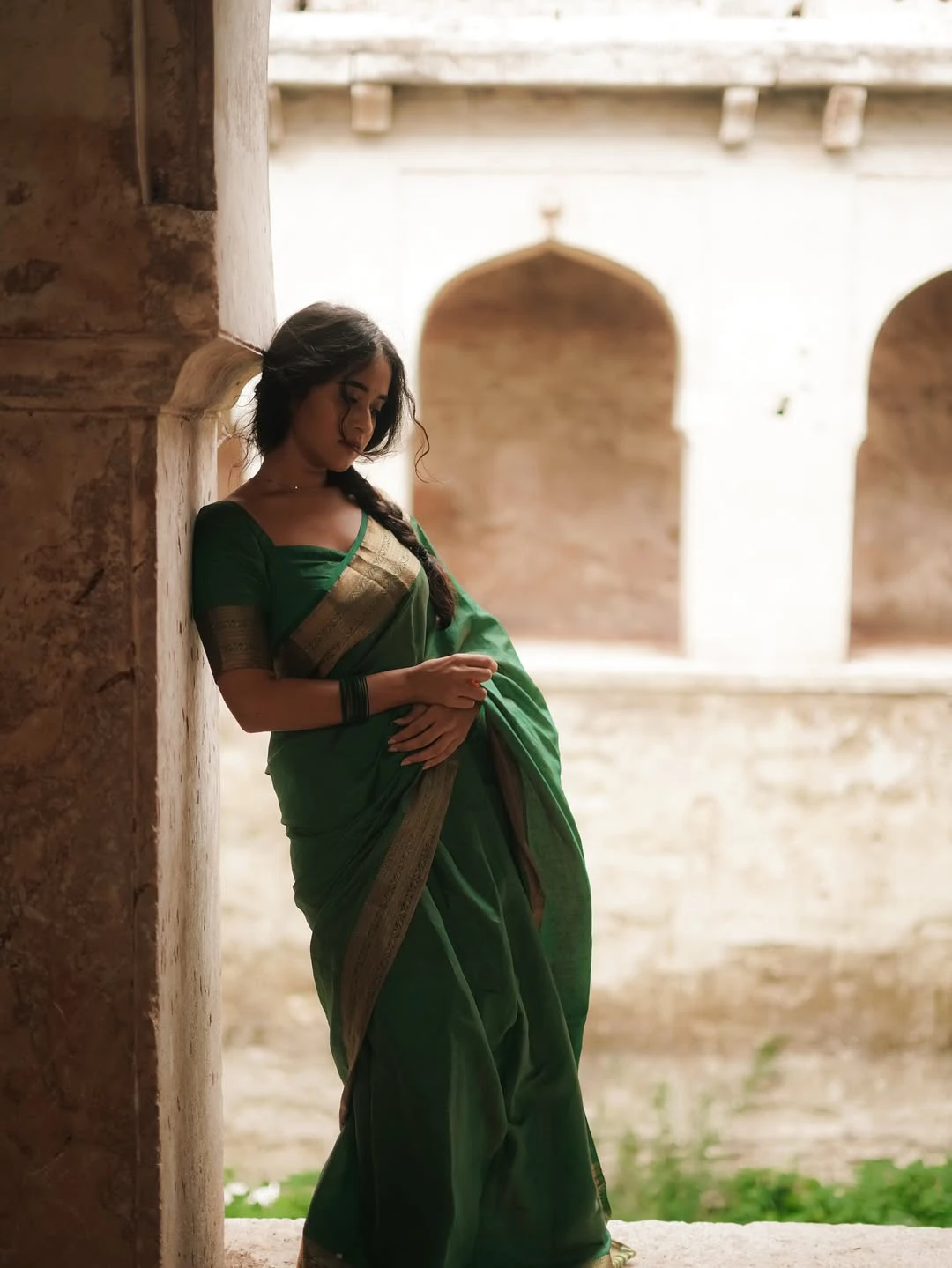 Deepthi Sunaina Cute Photos in Saree