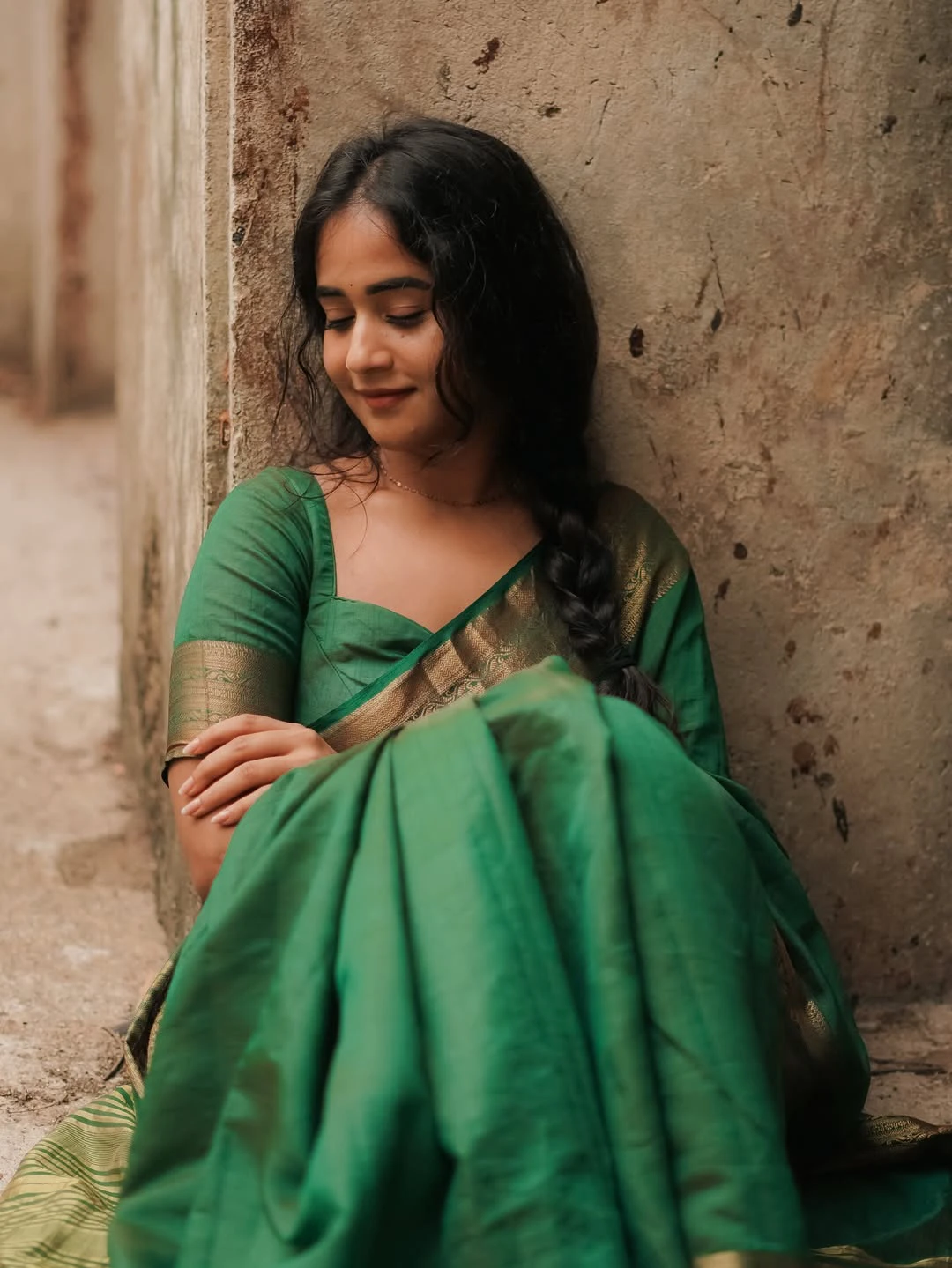 Deepthi Sunaina Cute Photos in Saree