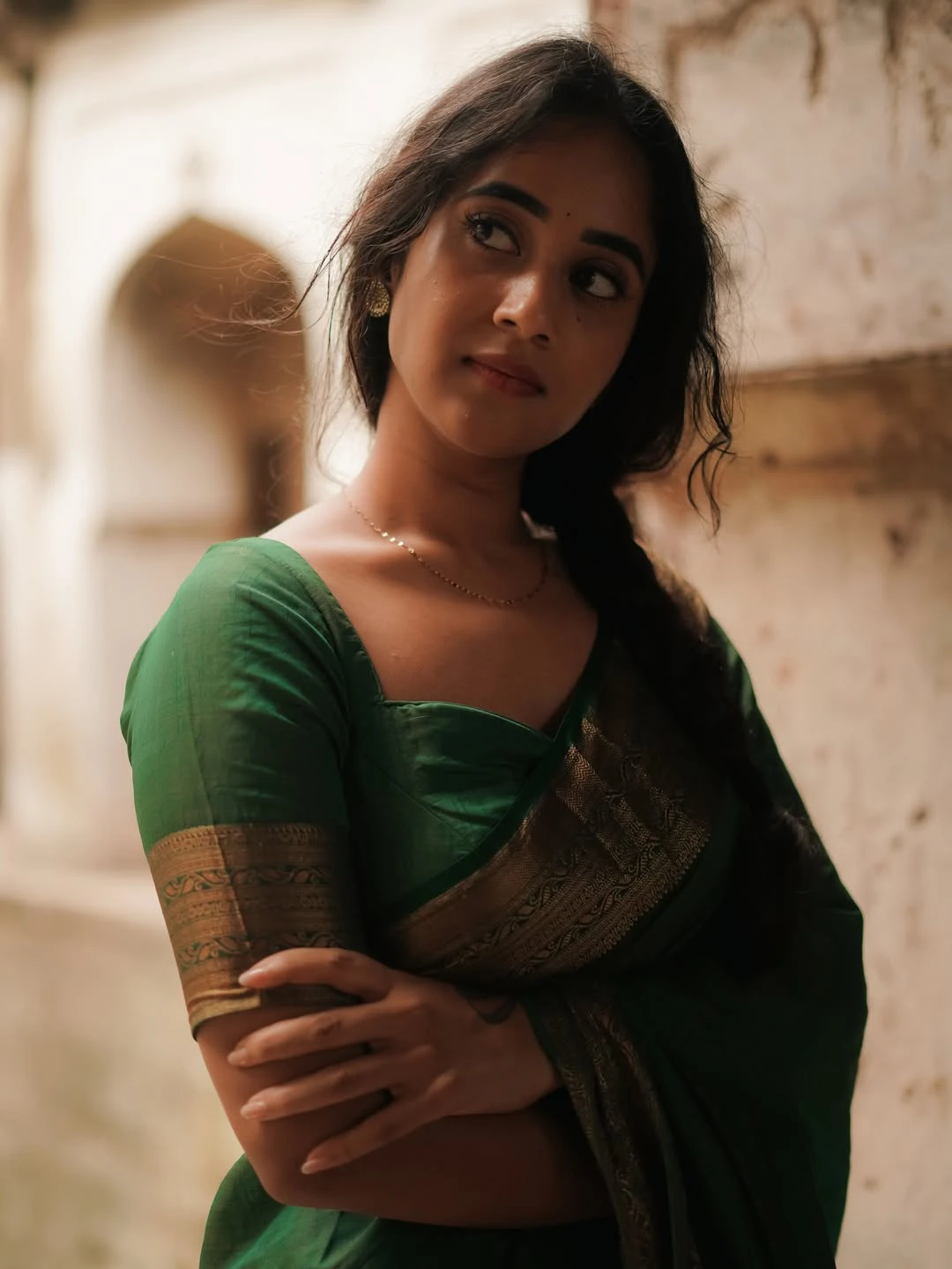 Deepthi Sunaina Cute Photos in Saree