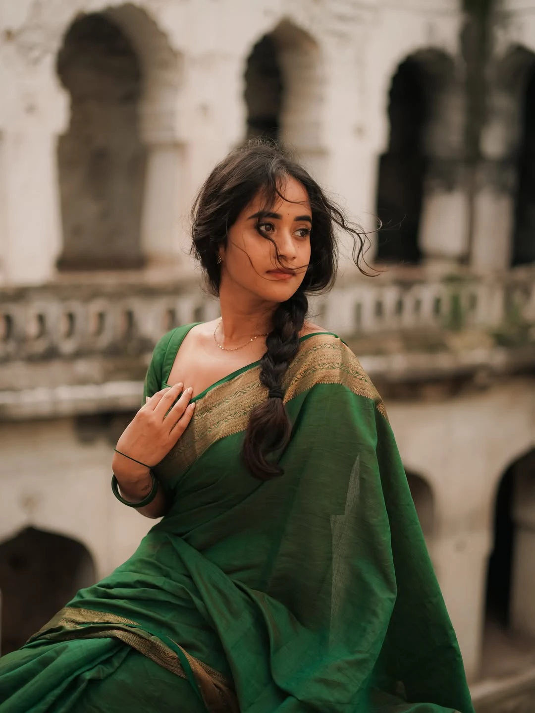 Deepthi Sunaina Cute Photos in Saree