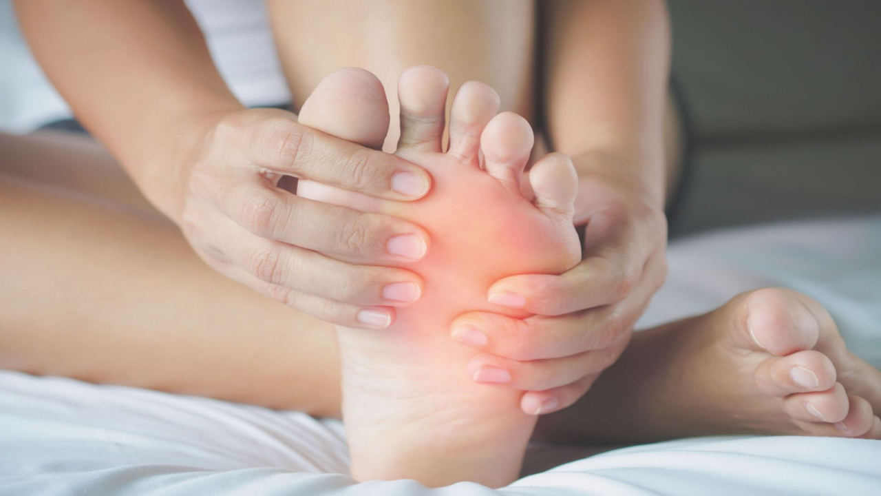 Foot Inflammation: అరికాళ్లలో మంటగా అనిపిస్తుందా.. ఈ వ్యాధి లక్షణాలే కావచ్చు.. జాగ్రత్తగా ఉండండి Foot Inflammation: అరికాళ్లలో మంటగా అనిపిస్తుందా.. ఈ వ్యాధి లక్షణాలే కావచ్చు.. జాగ్రత్తగా ఉండండి