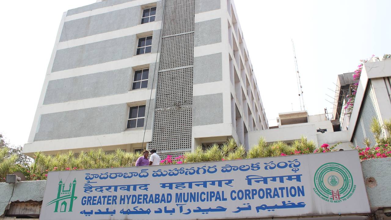 Gossip Garage: ఏడాది వ్యవధిలోనే ముగ్గురు మారారు.. గ్రేటర్ కమిషనర్లకు కాలం కలిసి రావడం లేదా? అసలు బల్దియా బాస్లకు ఏమవుతోంది? Gossip Garage: ఏడాది వ్యవధిలోనే ముగ్గురు మారారు.. గ్రేటర్ కమిషనర్లకు కాలం కలిసి రావడం లేదా? అసలు బల్దియా బాస్లకు ఏమవుతోంది?