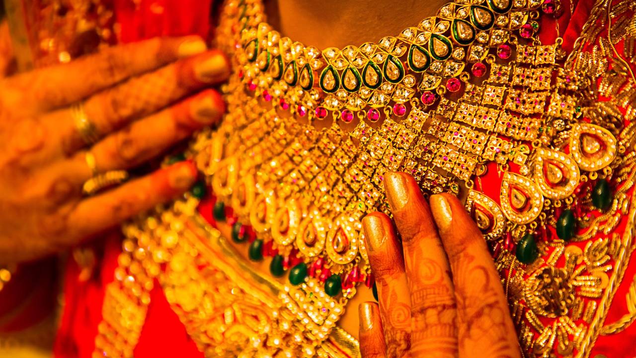 Gold Rate: ఇజ్రాయెల్ దెబ్బకు మళ్లీ రూ.లక్ష దాటిన బంగారం ధర.. ఏపీ, తెలంగాణ రాష్ట్రాల్లో ఇవాళ్టి గోల్డ్ రేట్లు ఇలా.. Gold Rate: ఇజ్రాయెల్ దెబ్బకు మళ్లీ రూ.లక్ష దాటిన బంగారం ధర.. ఏపీ, తెలంగాణ రాష్ట్రాల్లో ఇవాళ్టి గోల్డ్ రేట్లు ఇలా..