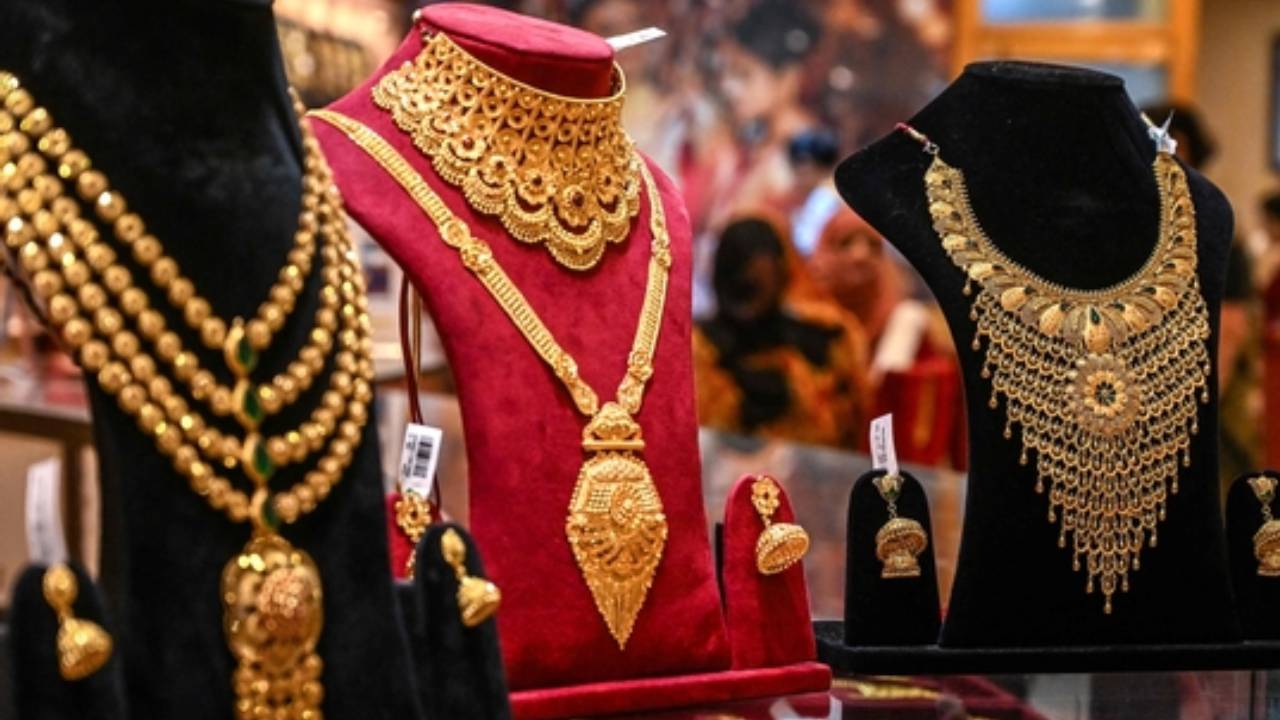 Gold Rate: తగ్గిన బంగారం ధర.. ఏపీ, తెలంగాణలో తులం గోల్డ్ రేటు ఎంతో తెలుసా..? ఇక్కడ ఫుల్ డీటెయిల్స్ .. Gold Rate: తగ్గిన బంగారం ధర.. ఏపీ, తెలంగాణలో తులం గోల్డ్ రేటు ఎంతో తెలుసా..? ఇక్కడ ఫుల్ డీటెయిల్స్ ..