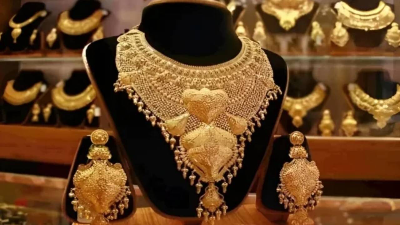 Gold Rates: రికార్డుల మోత మోగిస్తున్న బంగారం ధరలు.. రూ. లక్ష దాటింది.. ఇంకా పెరుగుతాయట..! కారణాలు ఇవే.. ఏపీ, తెలంగాణలో ఇవాళ్టి రేట్లు ఇలా.. Gold Rates: రికార్డుల మోత మోగిస్తున్న బంగారం ధరలు.. రూ. లక్ష దాటింది.. ఇంకా పెరుగుతాయట..! కారణాలు ఇవే.. ఏపీ, తెలంగాణలో ఇవాళ్టి రేట్లు ఇలా..