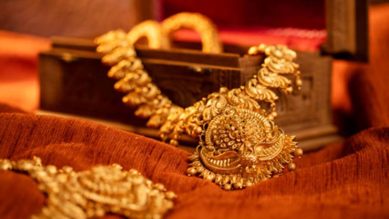 Gold Rate Today: బంగారం కొనేవాళ్లకు అదిరిపోయే శుభవార్త.. ఒక్కరోజులోనే భారీగా తగ్గిన బంగారం, వెండి ధరలు.. తులం గోల్డ్ రేటు ఎంతంటే? Gold Rate Today: బంగారం కొనేవాళ్లకు అదిరిపోయే శుభవార్త.. ఒక్కరోజులోనే భారీగా తగ్గిన బంగారం, వెండి ధరలు.. తులం గోల్డ్ రేటు ఎంతంటే?