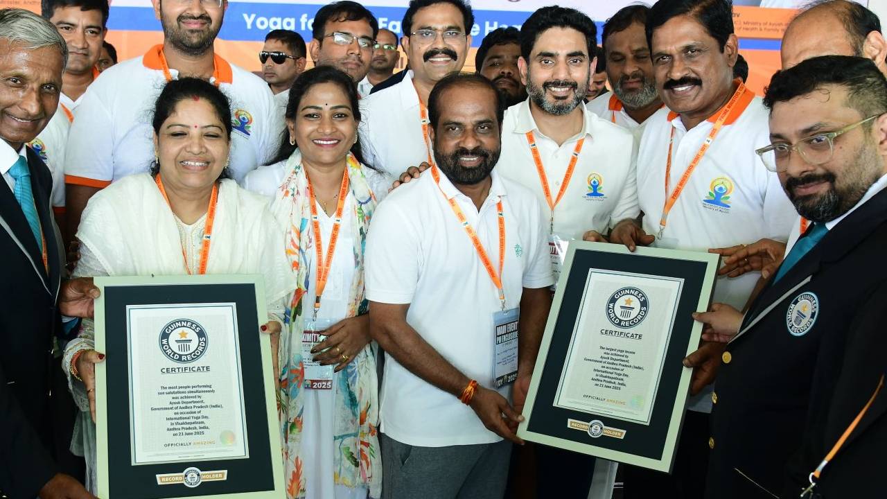 Yoga Day: విశాఖ యోగాంధ్ర-2025కు గిన్నిస్ రికార్డు.. ఒకేసారి 3.01 లక్షల మంది యోగాసనాలు.. Yoga Day: విశాఖ యోగాంధ్ర-2025కు గిన్నిస్ రికార్డు.. ఒకేసారి 3.01 లక్షల మంది యోగాసనాలు..