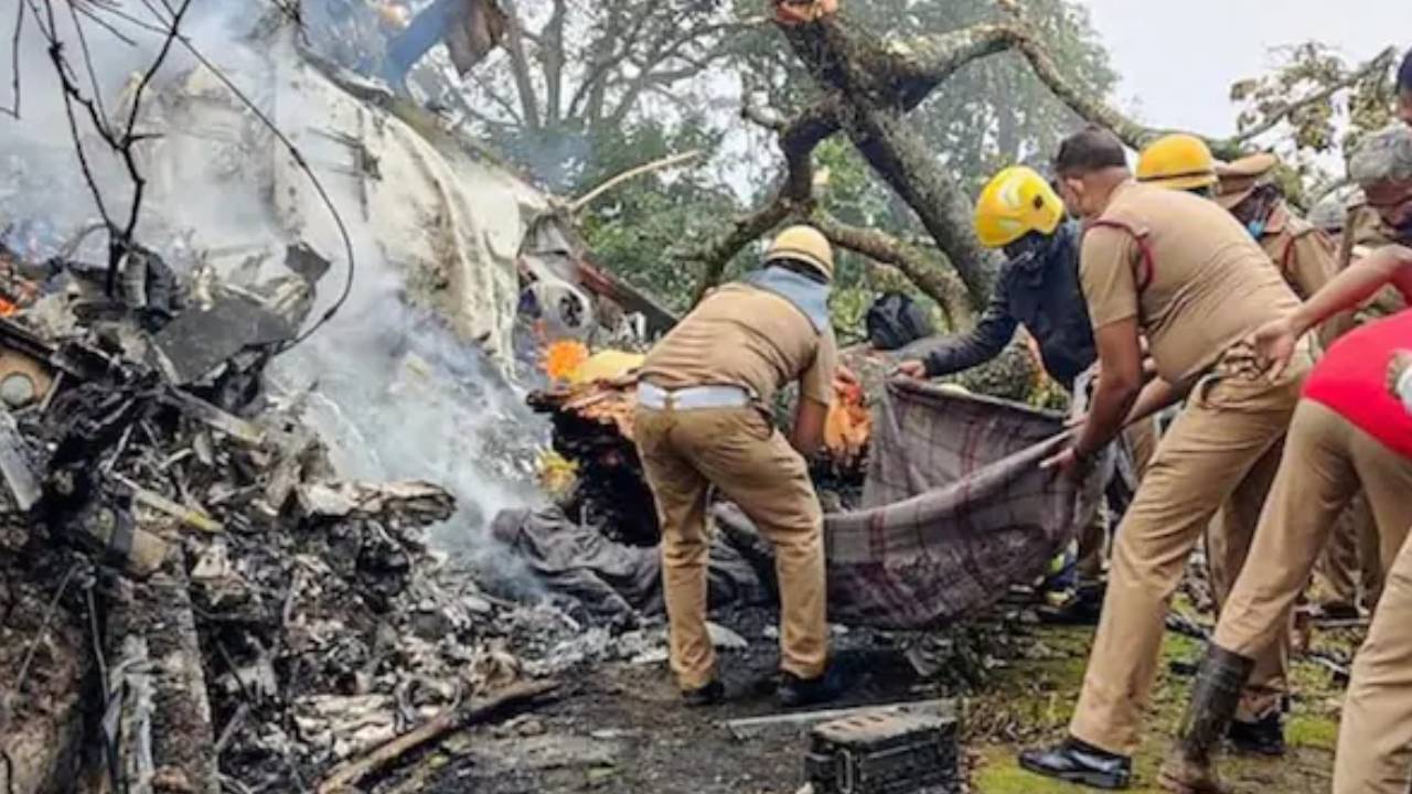 ఉత్తరాఖండ్లోని గౌరీకుండ్లో కుప్పకూలిన హెలికాప్టర్.. చిన్నారి సహా ఏడుగురు దుర్మరణం ఉత్తరాఖండ్లోని గౌరీకుండ్లో కుప్పకూలిన హెలికాప్టర్.. చిన్నారి సహా ఏడుగురు దుర్మరణం