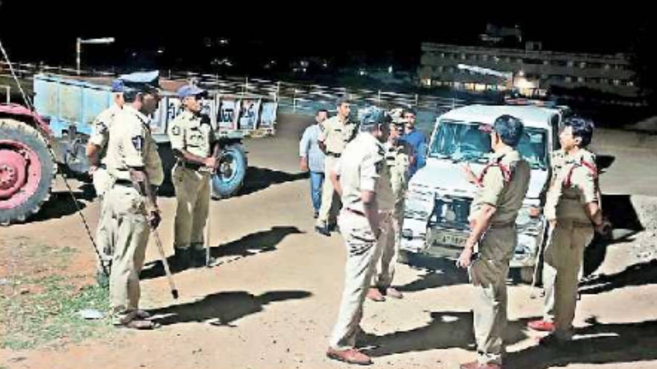 తాడిపత్రిలో అర్ధరాత్రి హైటెన్షన్.. జేసీ నివాసానికి భారీగా అనుచరులు.. పోలీసులు అలర్ట్.. పట్టణంలో బందోబస్తు .. తాడిపత్రిలో అర్ధరాత్రి హైటెన్షన్.. జేసీ నివాసానికి భారీగా అనుచరులు.. పోలీసులు అలర్ట్.. పట్టణంలో బందోబస్తు ..