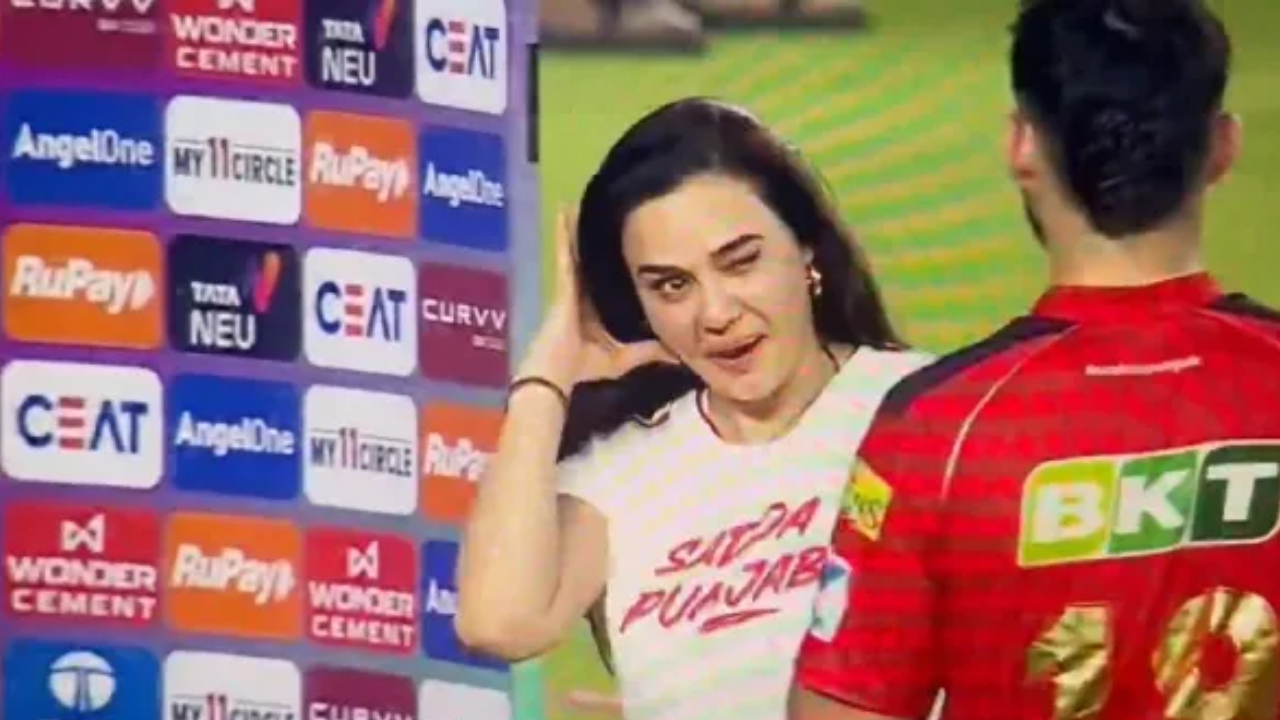 Preity Zinta : కన్నుగీటిన ప్రీతి జింటా.. ఆ యువఆటగాడిని చూసేనా? Preity Zinta : కన్నుగీటిన ప్రీతి జింటా.. ఆ యువఆటగాడిని చూసేనా?