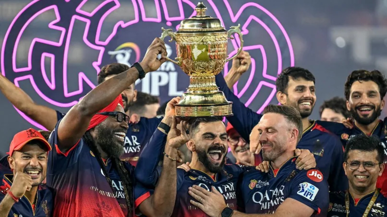 IPL: అప్పట్లో నాకు అనవసరంగా ఎక్కువ డబ్బులిచ్చారు: ఏబీ డివిలియర్స్ సంచలన వ్యాఖ్యలు IPL: అప్పట్లో నాకు అనవసరంగా ఎక్కువ డబ్బులిచ్చారు: ఏబీ డివిలియర్స్ సంచలన వ్యాఖ్యలు
