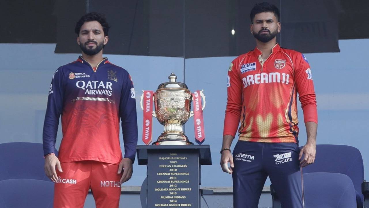 ఐపీఎల్ ఫైనల్ మ్యాచ్లో అలా జరిగితే ఆర్సీబీకి టైటిల్ ఛాన్స్ లేనట్లే.. మళ్లీ ఆ సీన్ రిపీట్ అవుతుందా..? ఐపీఎల్ ఫైనల్ మ్యాచ్లో అలా జరిగితే ఆర్సీబీకి టైటిల్ ఛాన్స్ లేనట్లే.. మళ్లీ ఆ సీన్ రిపీట్ అవుతుందా..?
