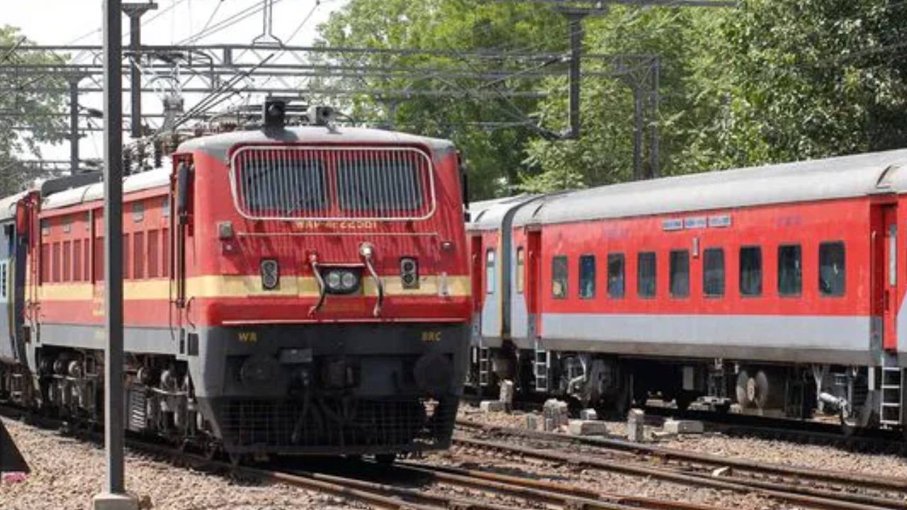 Railway Job Scam: రైల్వే ఉద్యోగాల పేరుతో భారీ మోసం.. రూ.65 లక్షలు వసూలు చేసిన కేటుగాడు.. స్కామ్ బయటపడిందిలా.. Railway Job Scam: రైల్వే ఉద్యోగాల పేరుతో భారీ మోసం.. రూ.65 లక్షలు వసూలు చేసిన కేటుగాడు.. స్కామ్ బయటపడిందిలా..