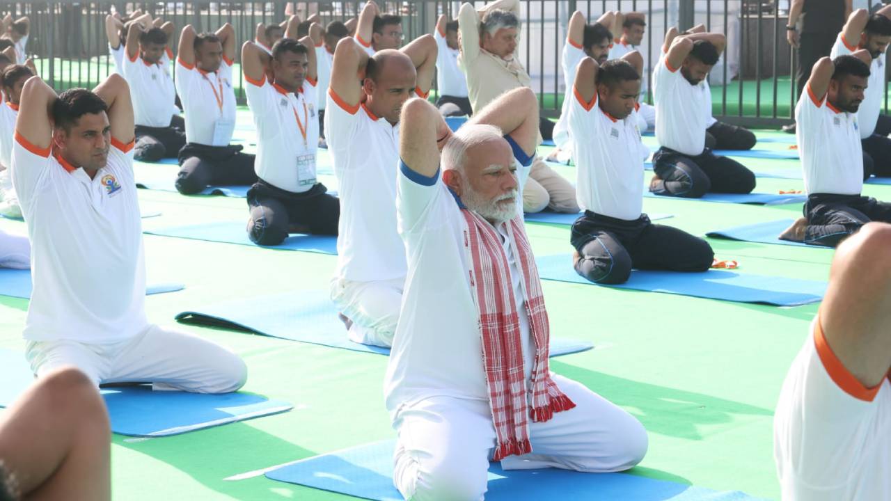 International Yoga Day 2025: విశాఖ సాగరతీరంలో యోగాసనాలు వేసిన ప్రధాని మోదీ.. చంద్రబాబు, పవన్, లోకేశ్.. ఫొటోలు వైరల్
