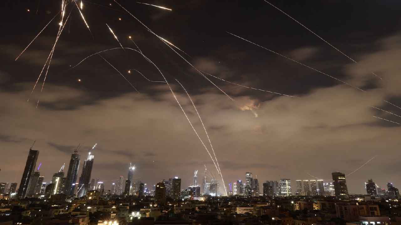 Iran Israel War: ఇజ్రాయెల్ ఆయువుపట్టుపై దెబ్బకొట్టిన ఇరాన్..? మొస్సాద్ కేంద్ర కార్యాలయంపై క్షిపణి దాడి..? Iran Israel War: ఇజ్రాయెల్ ఆయువుపట్టుపై దెబ్బకొట్టిన ఇరాన్..? మొస్సాద్ కేంద్ర కార్యాలయంపై క్షిపణి దాడి..?