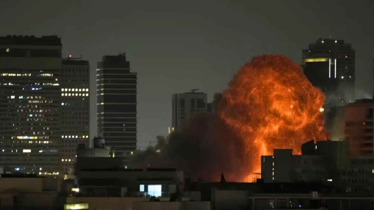 Israel Iran War: అమెరికా రాయబార కార్యాలయాన్ని తాకిన ఇరాన్ మిస్సైల్.. దెబ్బతిన్న ఎంబసీ.. Israel Iran War: అమెరికా రాయబార కార్యాలయాన్ని తాకిన ఇరాన్ మిస్సైల్.. దెబ్బతిన్న ఎంబసీ..