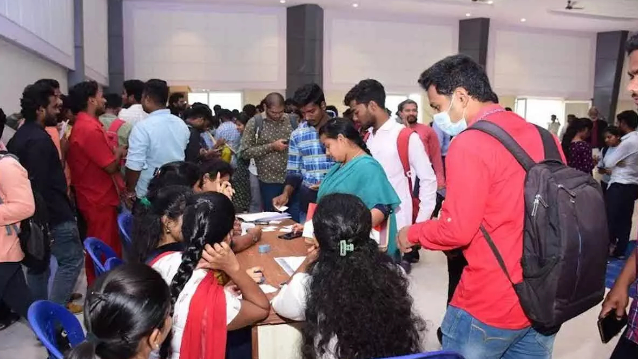 Job Mela: టెన్త్, ఇంటర్, డిగ్రీ పాసయ్యారా.. అద్భుతమైన ఉగ్యోగ అవకాశాలు.. ఫుల్ డీటెయిల్స్ Job Mela: టెన్త్, ఇంటర్, డిగ్రీ పాసయ్యారా.. అద్భుతమైన ఉగ్యోగ అవకాశాలు.. ఫుల్ డీటెయిల్స్