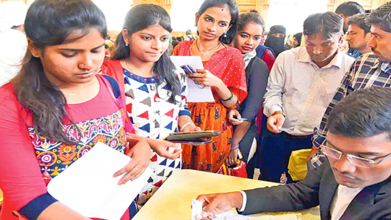 అద్భుతమైన అవకాశం.. టెన్త్ పాసైతే చాలు ఉద్యోగం.. మంచి జీతం.. వివరాలు మీకోసం అద్భుతమైన అవకాశం.. టెన్త్ పాసైతే చాలు ఉద్యోగం.. మంచి జీతం.. వివరాలు మీకోసం