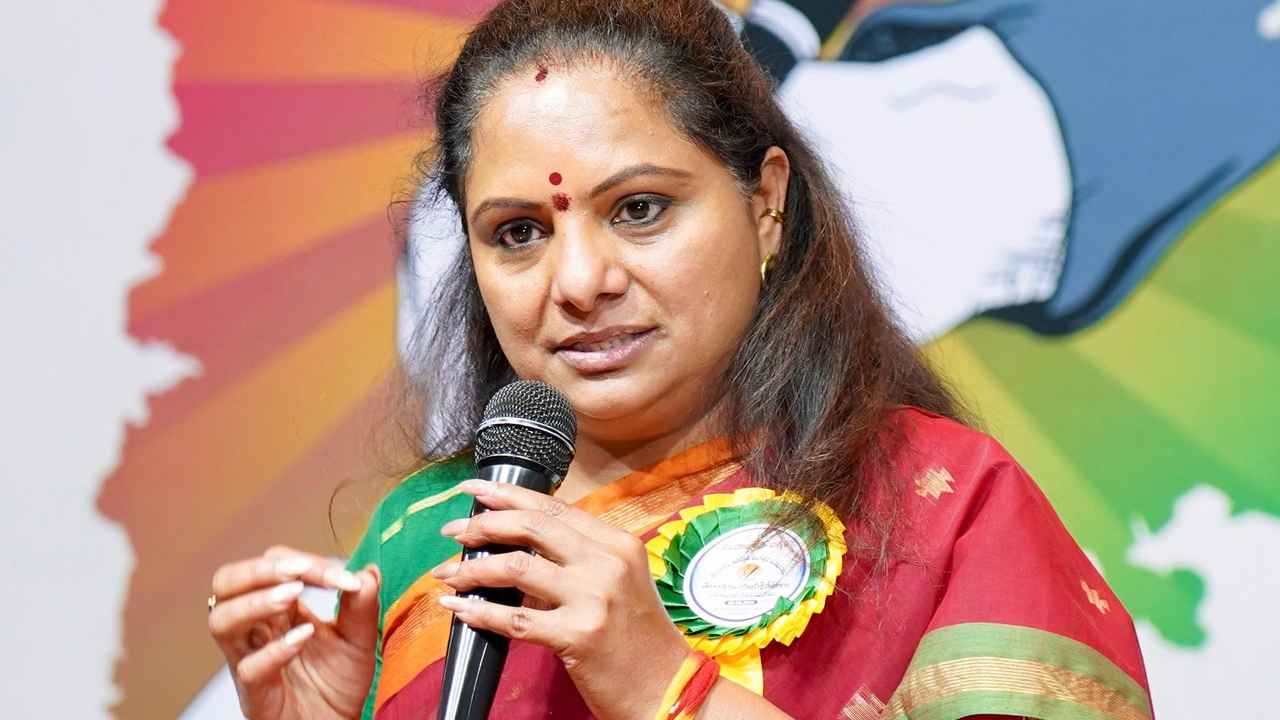 Gossip Garage: ఫోన్ ట్యాపింగ్ వ్యవహారంలో తెరపైకి ఎమ్మెల్సీ కవిత పేరు..! ఎందుకు మౌనంగా ఉన్నారు? సిట్ పిలిస్తే వెళ్తారా? Gossip Garage: ఫోన్ ట్యాపింగ్ వ్యవహారంలో తెరపైకి ఎమ్మెల్సీ కవిత పేరు..! ఎందుకు మౌనంగా ఉన్నారు? సిట్ పిలిస్తే వెళ్తారా?
