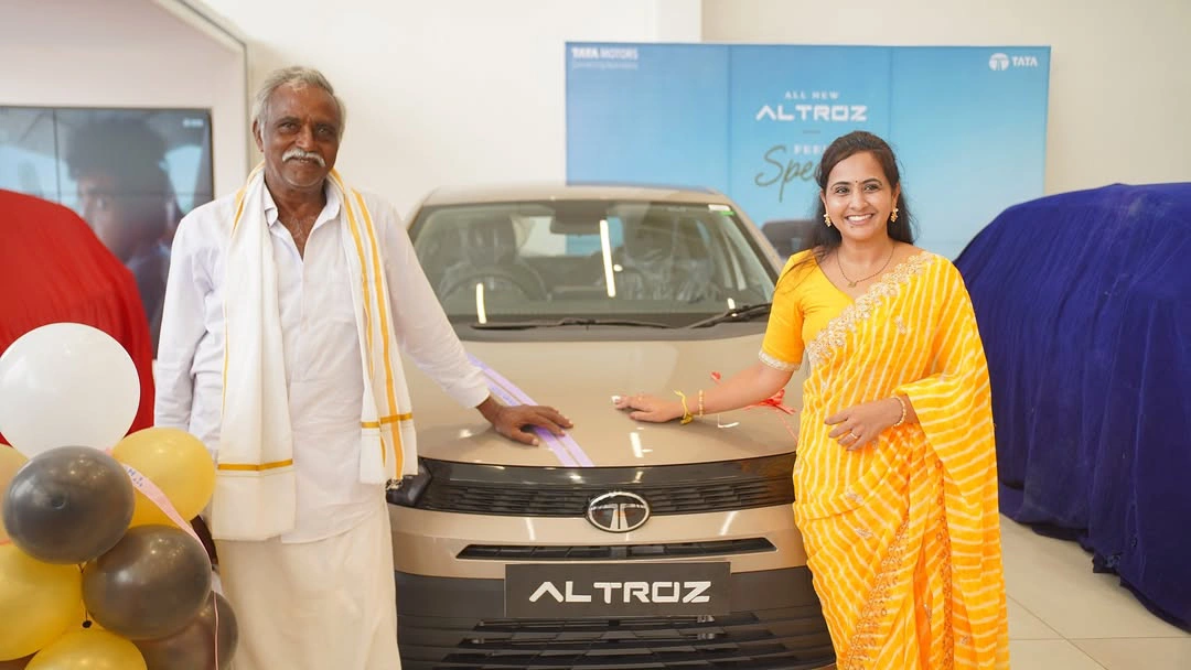 Anchor Lasya Manjunath Gifted Car to her Father on Fathers Day