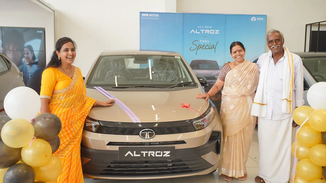 Anchor Lasya Manjunath Gifted Car to her Father on Fathers Day