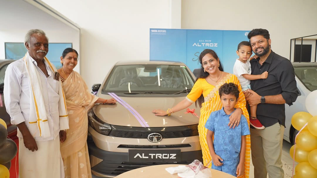 Anchor Lasya Manjunath Gifted Car to her Father on Fathers Day
