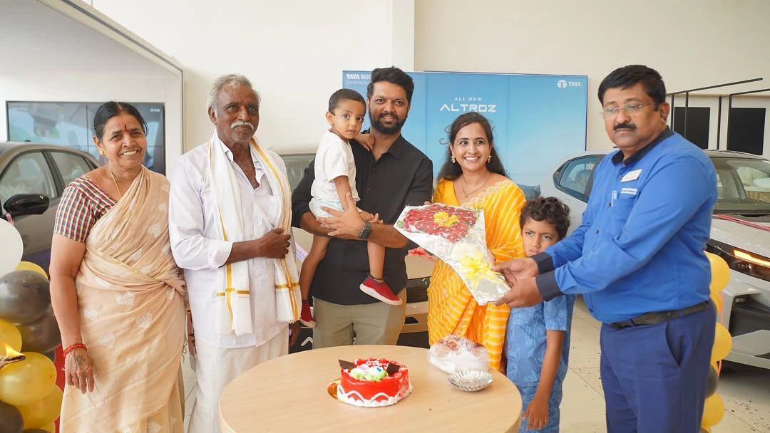 Anchor Lasya Manjunath Gifted Car to her Father on Fathers Day