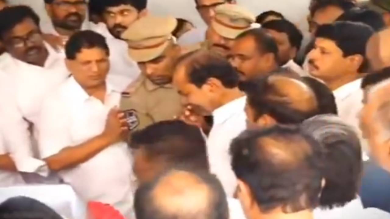 KCR Emotional: మాగంటి గోపీనాథ్ భౌతికకాయాన్ని చూసి ఒక్కసారిగా ఏడ్చేసిన కేసీఆర్ KCR Emotional: మాగంటి గోపీనాథ్ భౌతికకాయాన్ని చూసి ఒక్కసారిగా ఏడ్చేసిన కేసీఆర్