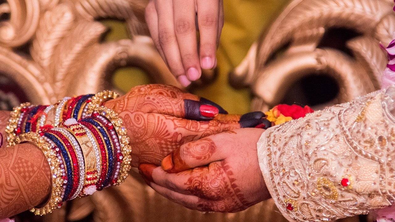 వార్నీ.. ఇదెక్కడి విచిత్రం.. పెళ్లి చేసుకొని ముచ్చట తీర్చుకున్నారు.. వధువు, వరుడికి ఎన్ని సంవత్సరాలో తెలిస్తే ఆశ్చర్యపోతారు.. వార్నీ.. ఇదెక్కడి విచిత్రం.. పెళ్లి చేసుకొని ముచ్చట తీర్చుకున్నారు.. వధువు, వరుడికి ఎన్ని సంవత్సరాలో తెలిస్తే ఆశ్చర్యపోతారు..