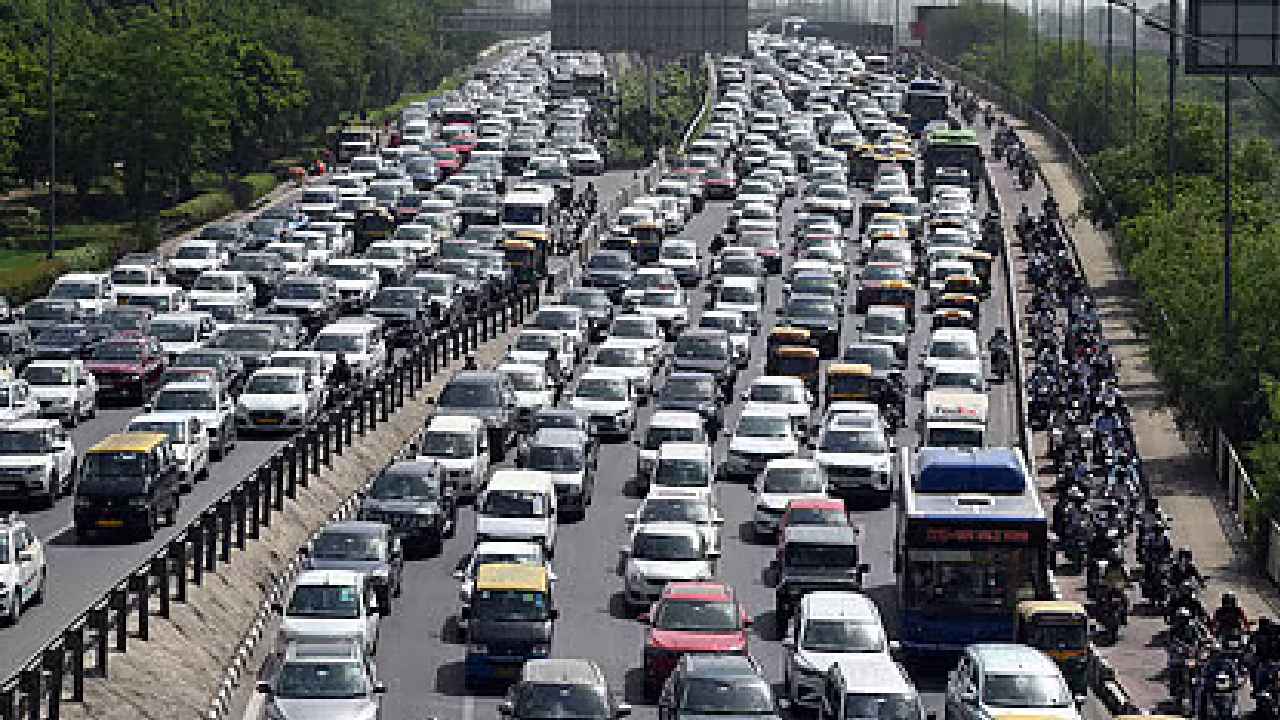 Massive Traffic Jam: నరకం చూశారు.. 32 గంటలు ట్రాఫిక్ జామ్.. చిక్కుకుపోయిన 4వేల వాహనాలు.. ముగ్గురు మృతి.. Massive Traffic Jam: నరకం చూశారు.. 32 గంటలు ట్రాఫిక్ జామ్.. చిక్కుకుపోయిన 4వేల వాహనాలు.. ముగ్గురు మృతి..