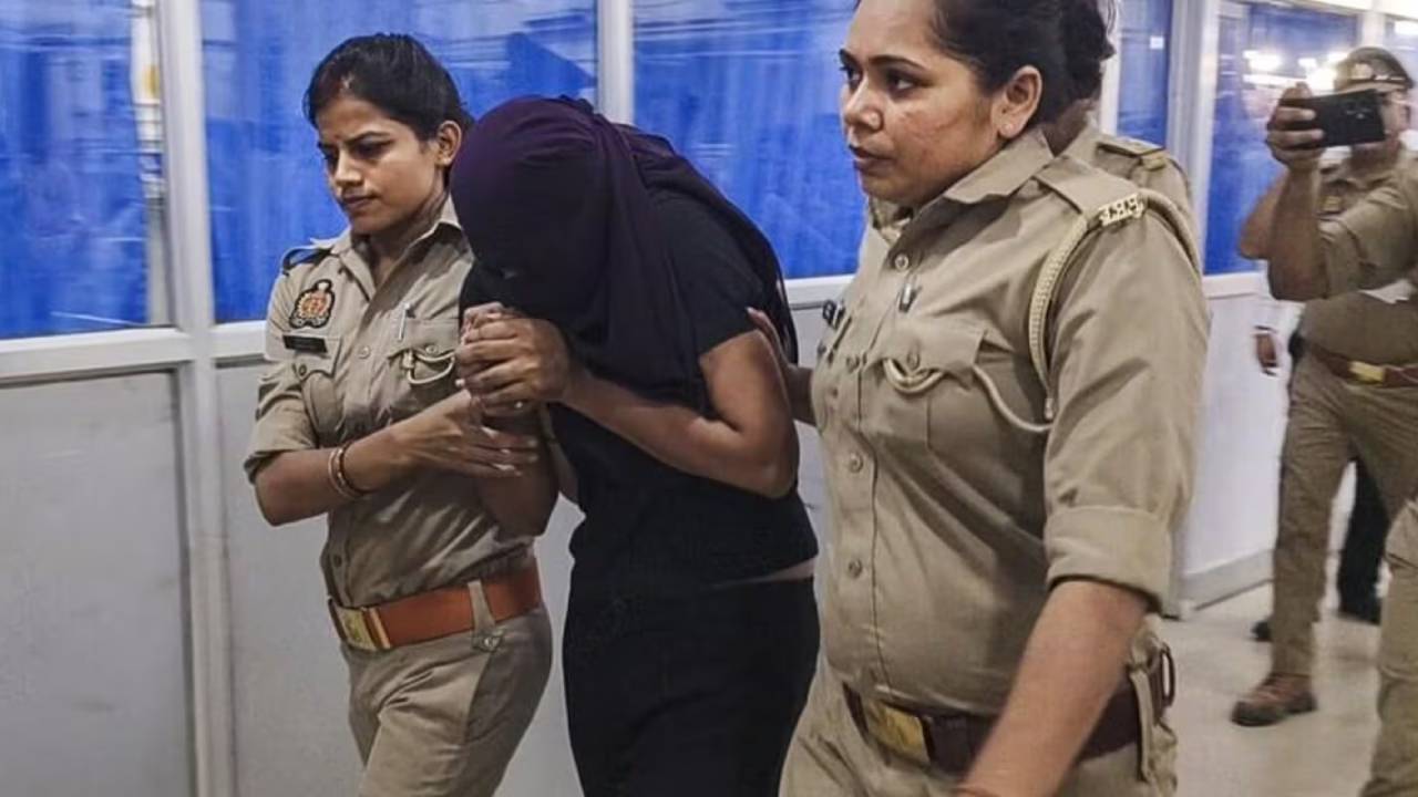 Meghalaya Honeymoon Case : మేఘాలయ హనీమూన్ మర్డర్ కేసు.. సోనమ్ బాక్స్ ని దాచిన వ్యక్తి అరెస్ట్.. Meghalaya Honeymoon Case : మేఘాలయ హనీమూన్ మర్డర్ కేసు.. సోనమ్ బాక్స్ ని దాచిన వ్యక్తి అరెస్ట్..