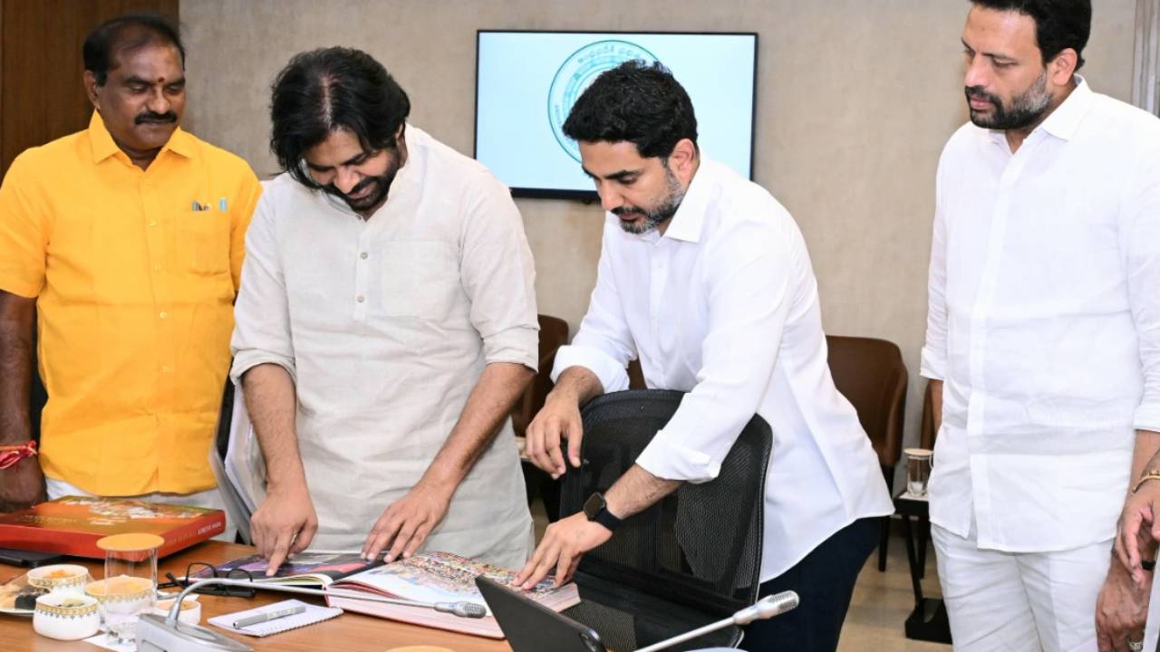 మంత్రి నారా లోకేశ్‌ను ఆప్యాయంగా హత్తుకొని అభినందించిన డిప్యూటీ సీఎం పవన్ కల్యాణ్.. ఫొటోలు వైరల్