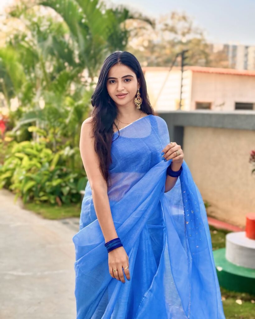 Naveena Reddy New Telugu Actress Busy in Tollywood 