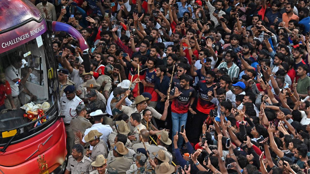 తొక్కిసలాటలో మృతి చెందిన 11 మంది కుటుంబాలకు రూ.10 లక్షల చొప్పున ప్రకటించిన ఆర్సీబీ… అంతేకాదు.. తొక్కిసలాటలో మృతి చెందిన 11 మంది కుటుంబాలకు రూ.10 లక్షల చొప్పున ప్రకటించిన ఆర్సీబీ… అంతేకాదు..