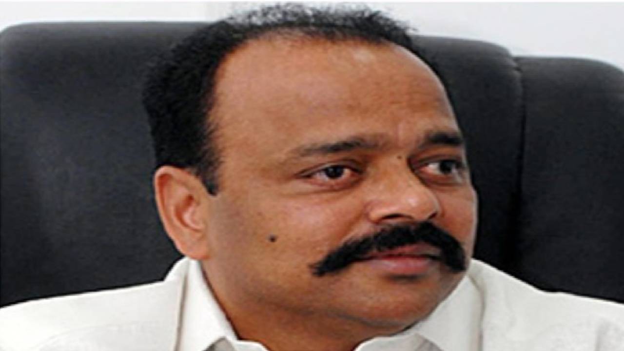 వరంగల్ కాంగ్రెస్లో గ్రూప్ వార్.. సొంత పార్టీ ఎమ్మెల్యేలపై కొండా మురళి తీవ్ర వ్యాఖ్యలు వరంగల్ కాంగ్రెస్లో గ్రూప్ వార్.. సొంత పార్టీ ఎమ్మెల్యేలపై కొండా మురళి తీవ్ర వ్యాఖ్యలు