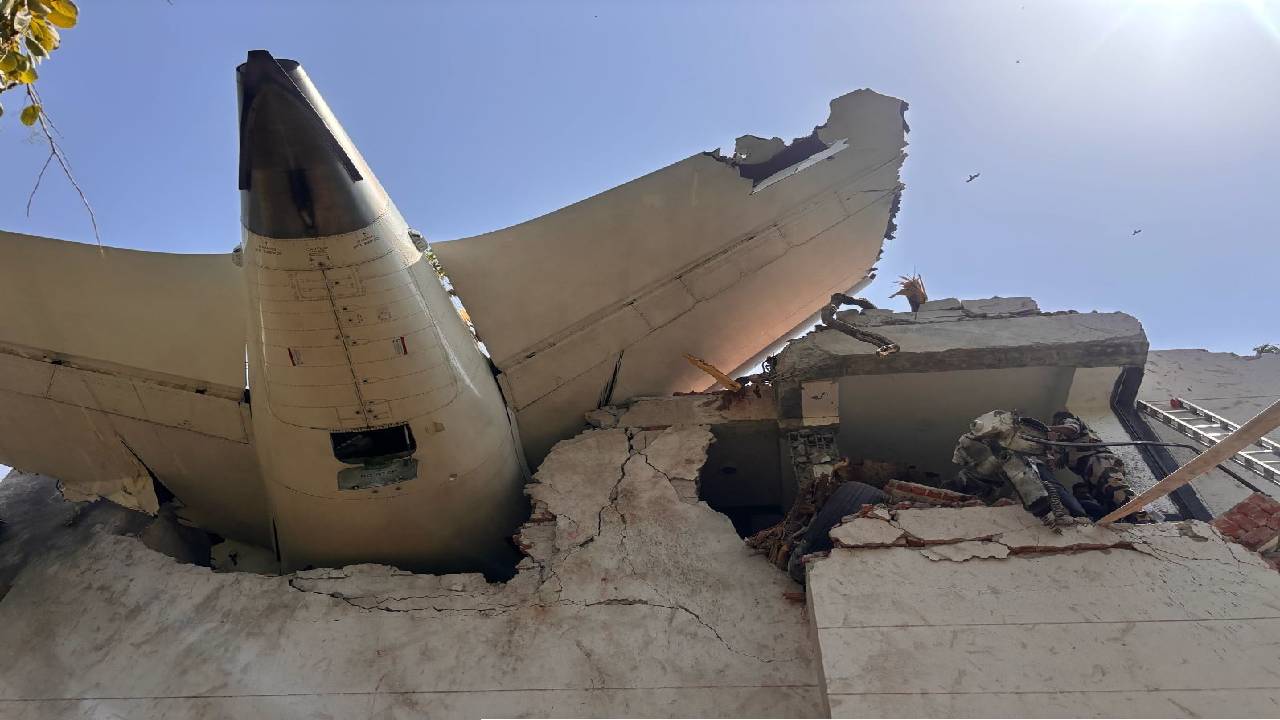 Ahmedabad Plane Crash: అహ్మదాబాద్ విమాన ప్రమాదం.. విచారణ ప్రారంభం, అమెరికా నుంచి భారత్ కు బోయింగ్ సంస్థ ప్రతినిధులు Ahmedabad Plane Crash: అహ్మదాబాద్ విమాన ప్రమాదం.. విచారణ ప్రారంభం, అమెరికా నుంచి భారత్ కు బోయింగ్ సంస్థ ప్రతినిధులు