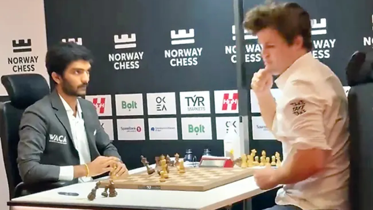 Gukesh vs Magnus Carlsen : గుకేశ్ చేతిలో ఓటమి.. తీవ్ర అసహనానికి గురైన కార్ల్సన్.. ఏం చేశాడో చూశారా? Gukesh vs Magnus Carlsen : గుకేశ్ చేతిలో ఓటమి.. తీవ్ర అసహనానికి గురైన కార్ల్సన్.. ఏం చేశాడో చూశారా?