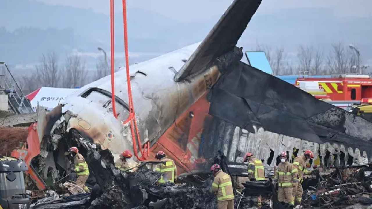 Plane Crash Compensation: విమాన ప్రమాదంలో ఎవరైనా చనిపోతే పరిహారం ఎవరిస్తారు? విమాన కంపెనీలా? ఇన్సూరెన్స్ కంపెనీలా? ఎంత ఇస్తారు? Plane Crash Compensation: విమాన ప్రమాదంలో ఎవరైనా చనిపోతే పరిహారం ఎవరిస్తారు? విమాన కంపెనీలా? ఇన్సూరెన్స్ కంపెనీలా? ఎంత ఇస్తారు?
