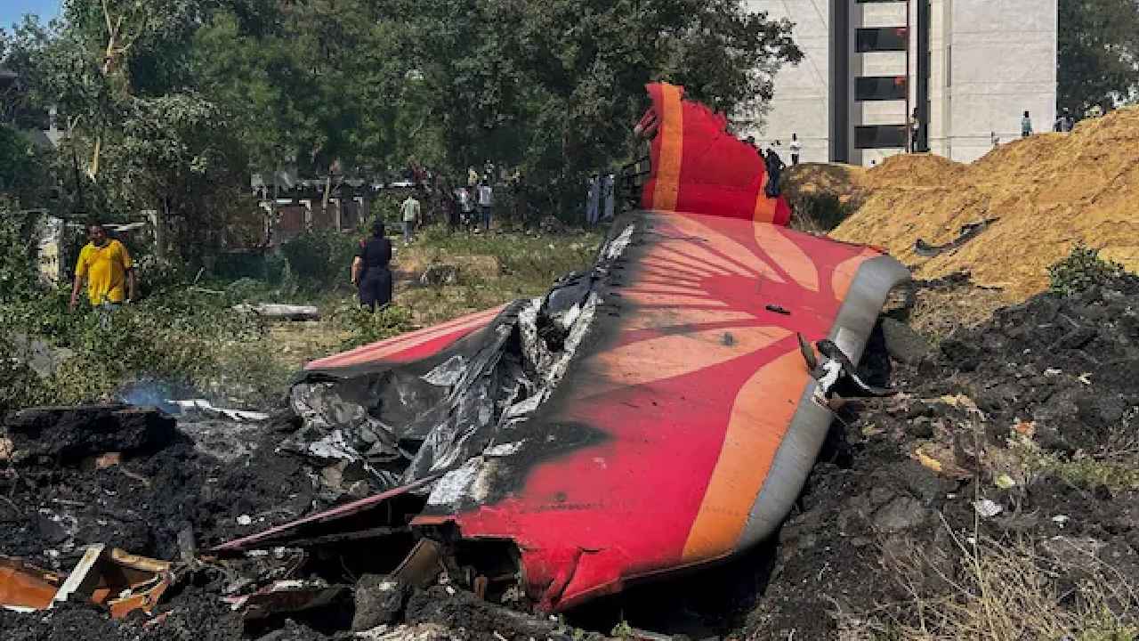 Air India Crash: చెదిరిన కలలు, కూలిన బతుకులు.. ఎయిరిండియా విమాన ప్రమాద దుర్ఘటనలో ఒక్కొక్కరికి ఒక్కో కన్నీటిగాథ.. Air India Crash: చెదిరిన కలలు, కూలిన బతుకులు.. ఎయిరిండియా విమాన ప్రమాద దుర్ఘటనలో ఒక్కొక్కరికి ఒక్కో కన్నీటిగాథ..