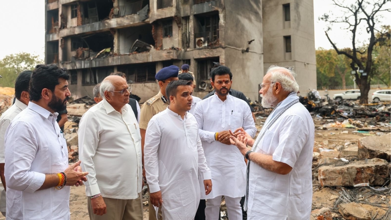 Ahmedabad Plane Crash: విమాన ప్రమాదం స్థలాన్ని పరిశీలించిన ప్రధాని మోదీ… ఫొటోలు