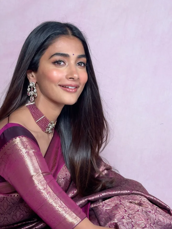 Pooja Hegde Cute Looks in Saree