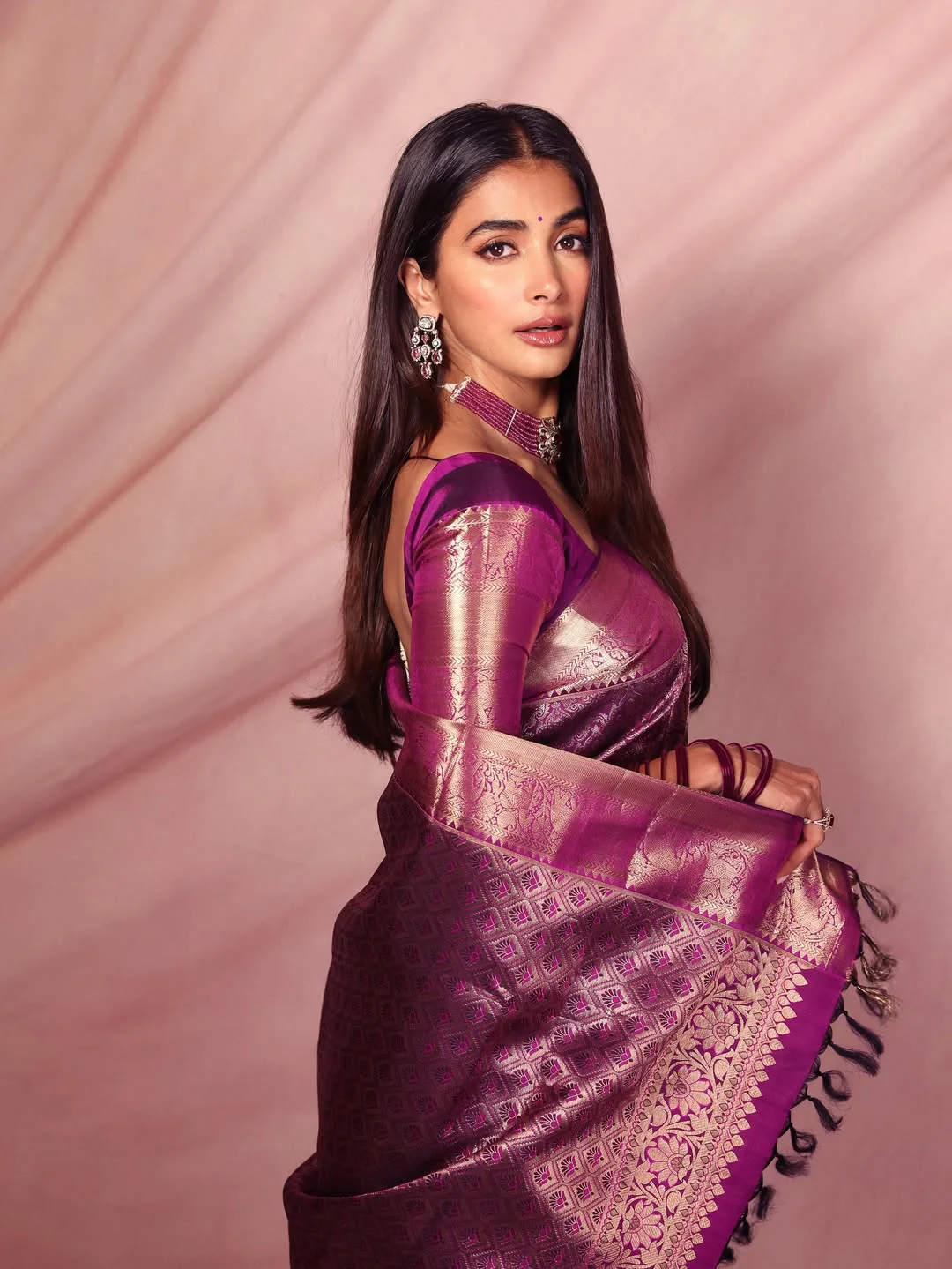 Pooja Hegde Cute Looks in Saree