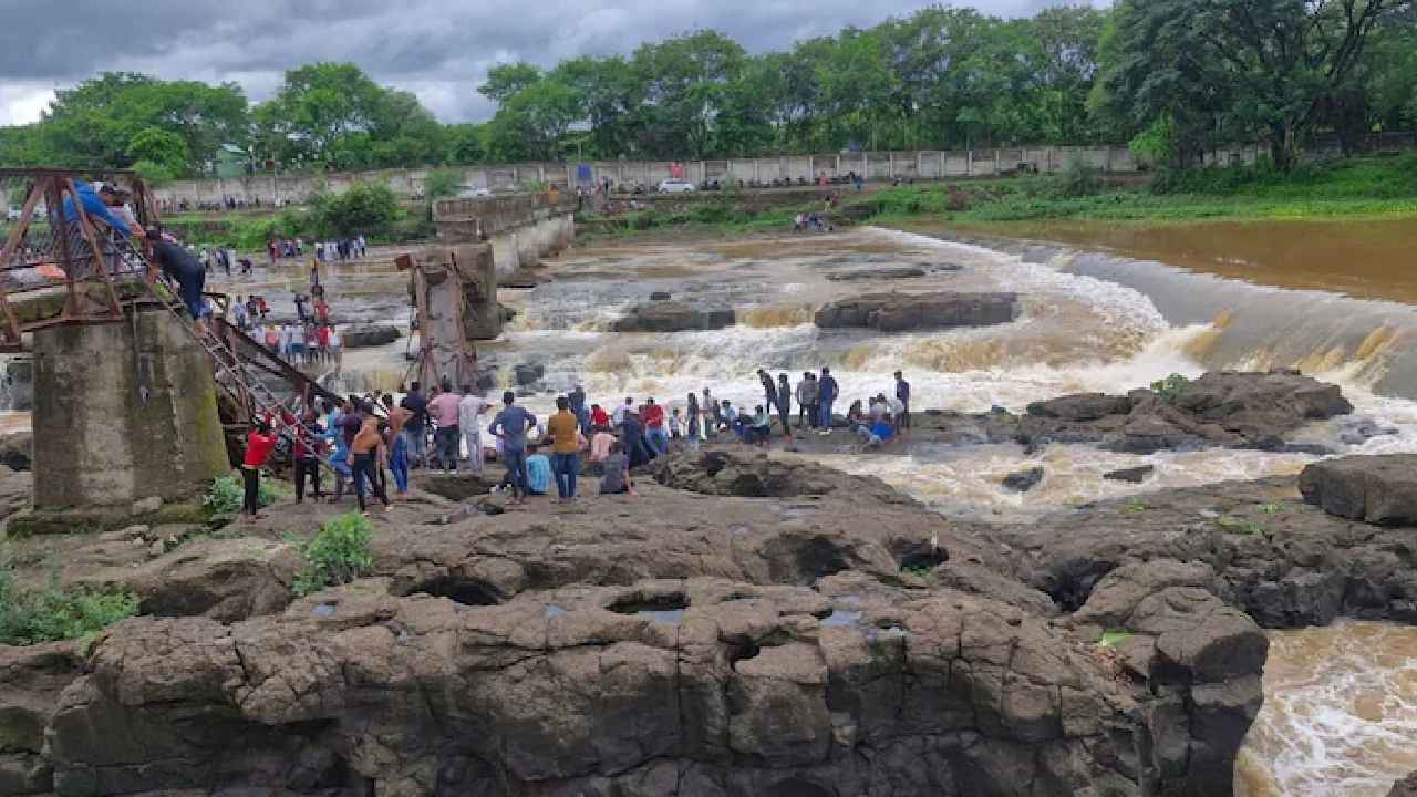 Pune Bridge Collapsed: కుప్పకూలిన బ్రిడ్జి.. ఆరుగురు దుర్మరణం.. కొట్టుకుపోయిన టూరిస్టులు.. Pune Bridge Collapsed: కుప్పకూలిన బ్రిడ్జి.. ఆరుగురు దుర్మరణం.. కొట్టుకుపోయిన టూరిస్టులు..