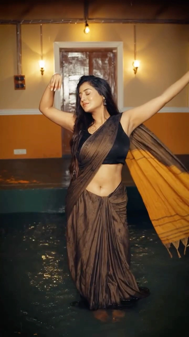 Raashi Singh Dazzling Photos in Saree
