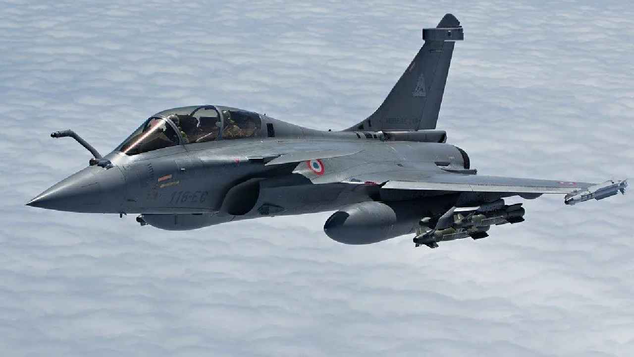 Rafale Fighter Jets: హైదరాబాద్లో రాఫెల్ యుద్ధ విమానాల అత్యంత కీలక భాగాలు తయారీ.. టాటా గ్రూప్, డసాల్ట్ మధ్య బిగ్ డీల్ Rafale Fighter Jets: హైదరాబాద్లో రాఫెల్ యుద్ధ విమానాల అత్యంత కీలక భాగాలు తయారీ.. టాటా గ్రూప్, డసాల్ట్ మధ్య బిగ్ డీల్