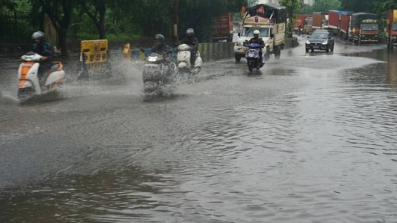 రెయిన్ అలర్ట్.. తెలంగాణలో ఆ జిల్లాల్లో మూడ్రోజులు భారీ వర్షాలు.. హైదరాబాద్లో దంచికొట్టిన వాన రెయిన్ అలర్ట్.. తెలంగాణలో ఆ జిల్లాల్లో మూడ్రోజులు భారీ వర్షాలు.. హైదరాబాద్లో దంచికొట్టిన వాన