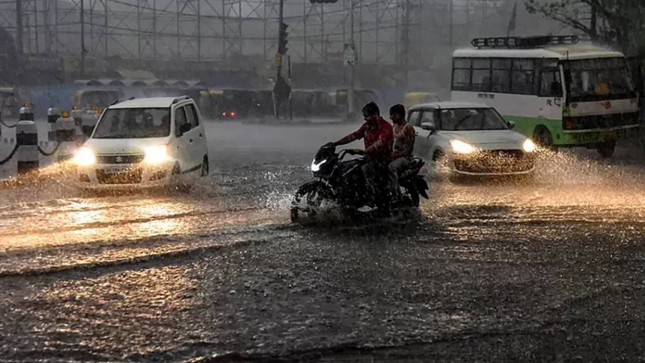 Weather Updates: తెలంగాణలో వర్షాలు.. పలు జిల్లాలకు ఎల్లో అలర్ట్ Weather Updates: తెలంగాణలో వర్షాలు.. పలు జిల్లాలకు ఎల్లో అలర్ట్